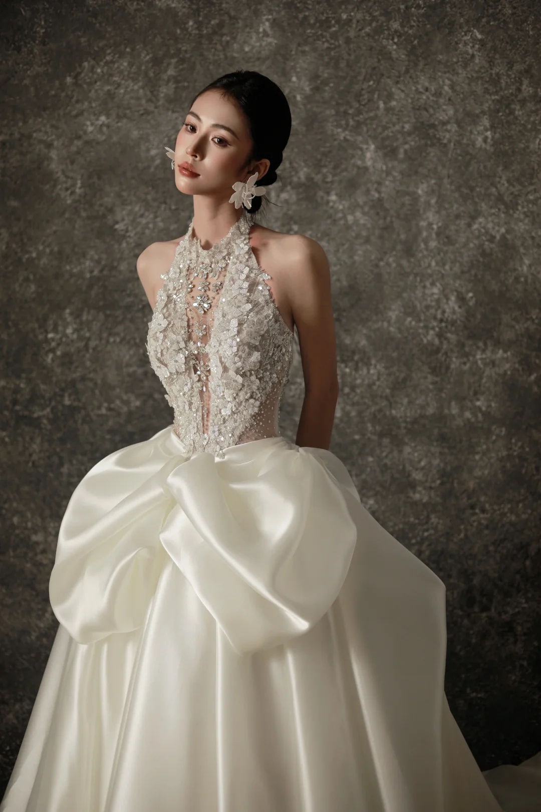 Robe de mariée longue en satin ivoire à appliques et col licou, style unique, C3840