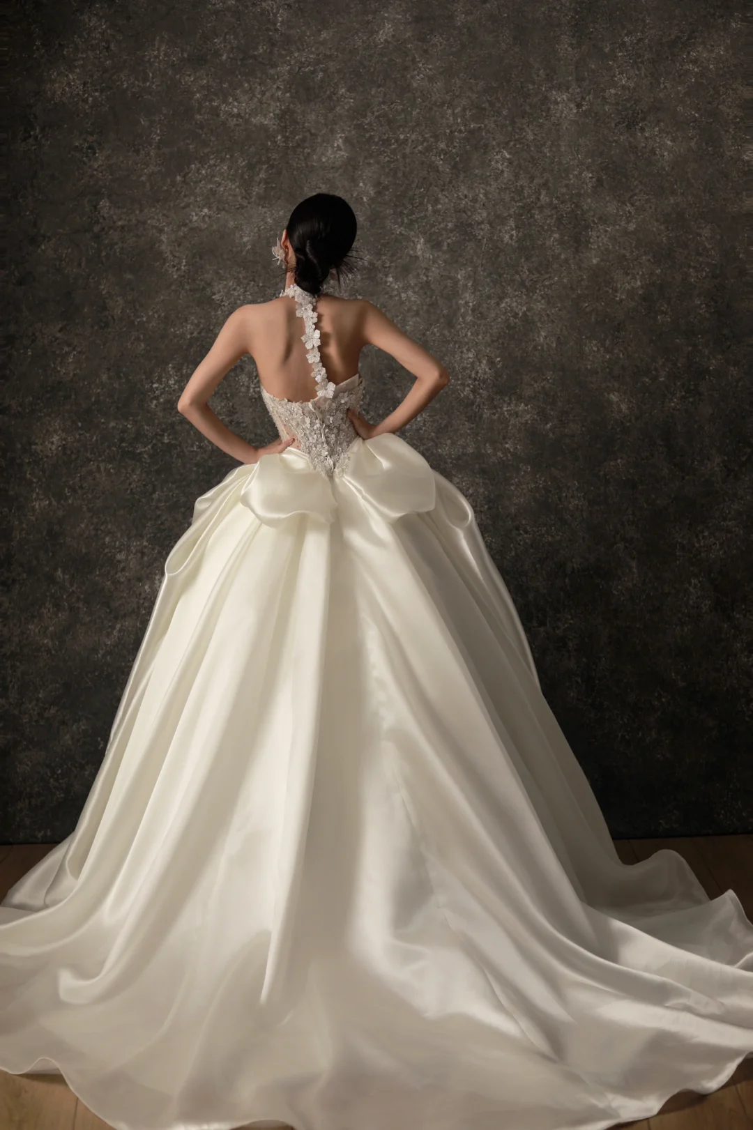 Robe de mariée longue en satin ivoire à appliques et col licou, style unique, C3840