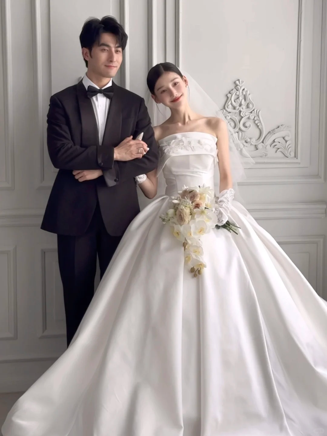 Robe de mariée longue en satin blanc, élégante et chic, sans bretelles, avec voile et gants, C3842