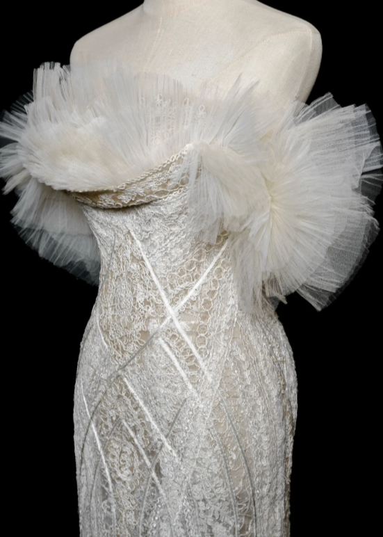 Robe de mariée longue en tulle et dentelle, style sirène, épaules dénudées, unique, C3845