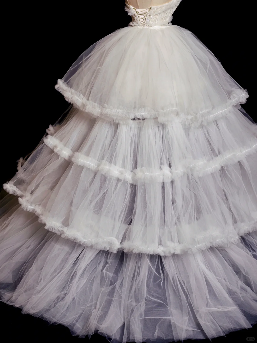 Robe de mariée princesse longue en tulle et dentelle, sans bretelles, à volants, C3849