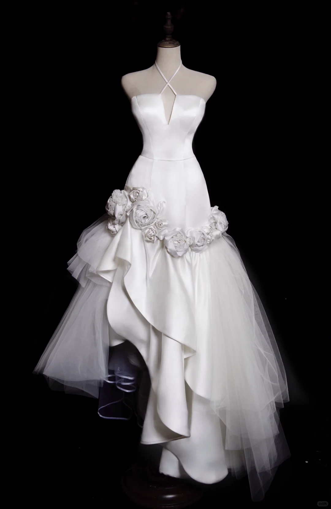Robe de mariée longue sirène en satin et tulle, décolleté en V, motif floral appliqué, C3850