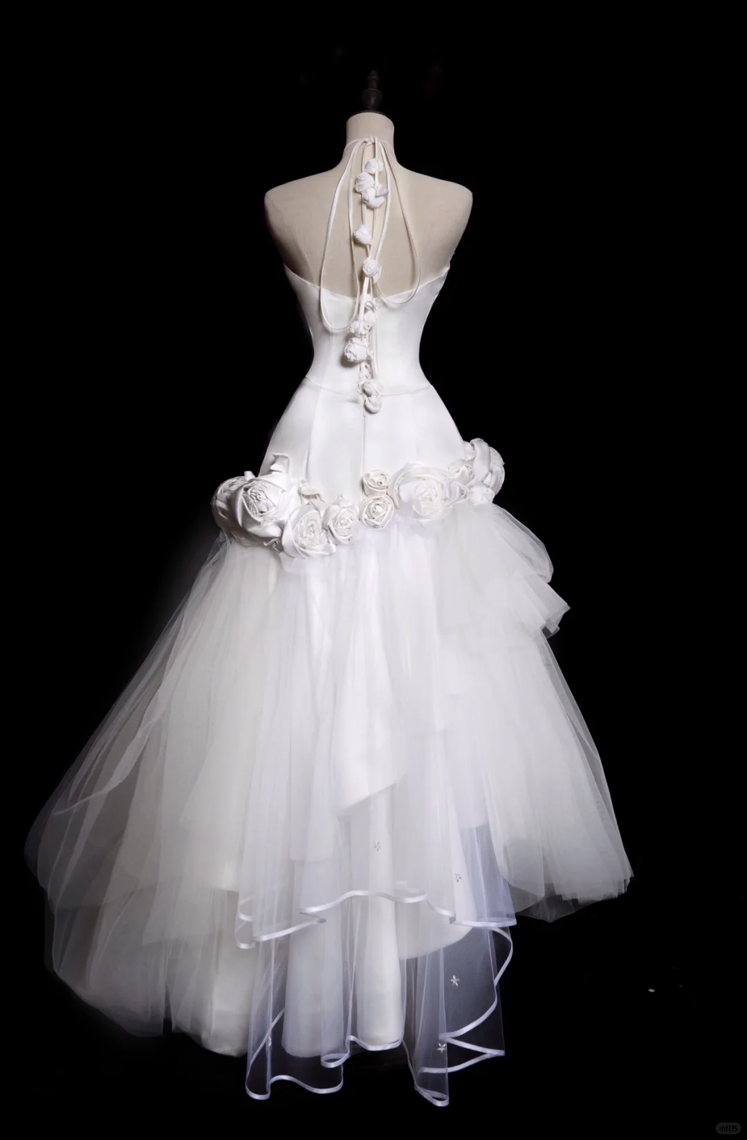 Robe de mariée longue sirène en satin et tulle, décolleté en V, motif floral appliqué, C3850