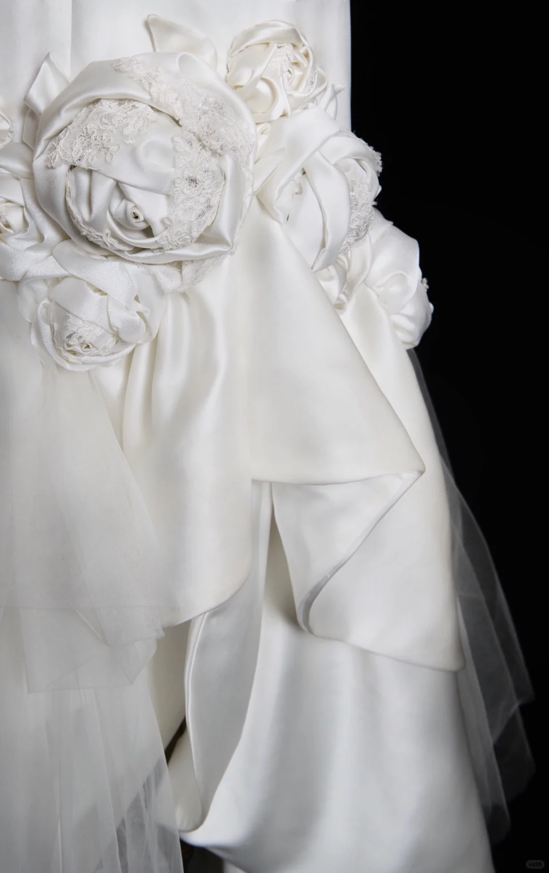Robe de mariée longue sirène en satin et tulle, décolleté en V, motif floral appliqué, C3850