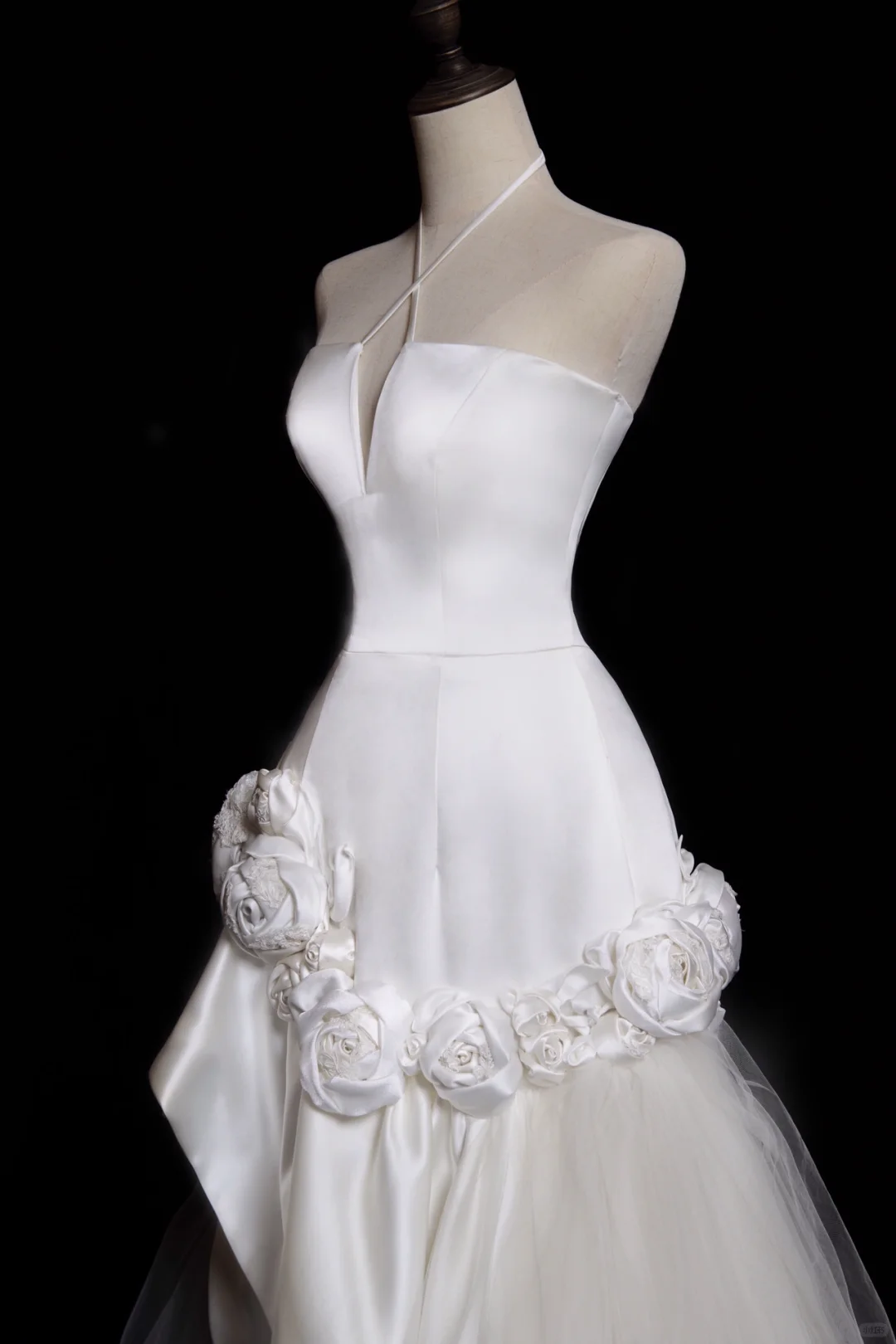 Robe de mariée longue sirène en satin et tulle, décolleté en V, motif floral appliqué, C3850