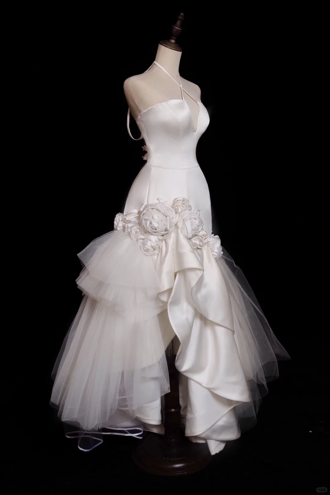 Robe de mariée longue sirène en satin et tulle, décolleté en V, motif floral appliqué, C3850
