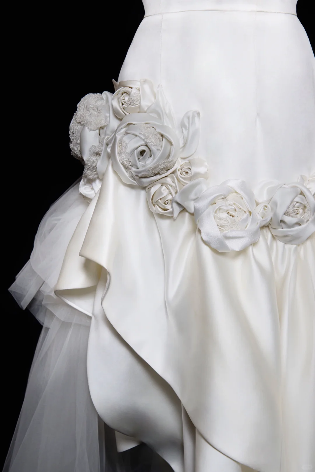 Robe de mariée longue sirène en satin et tulle, décolleté en V, motif floral appliqué, C3850