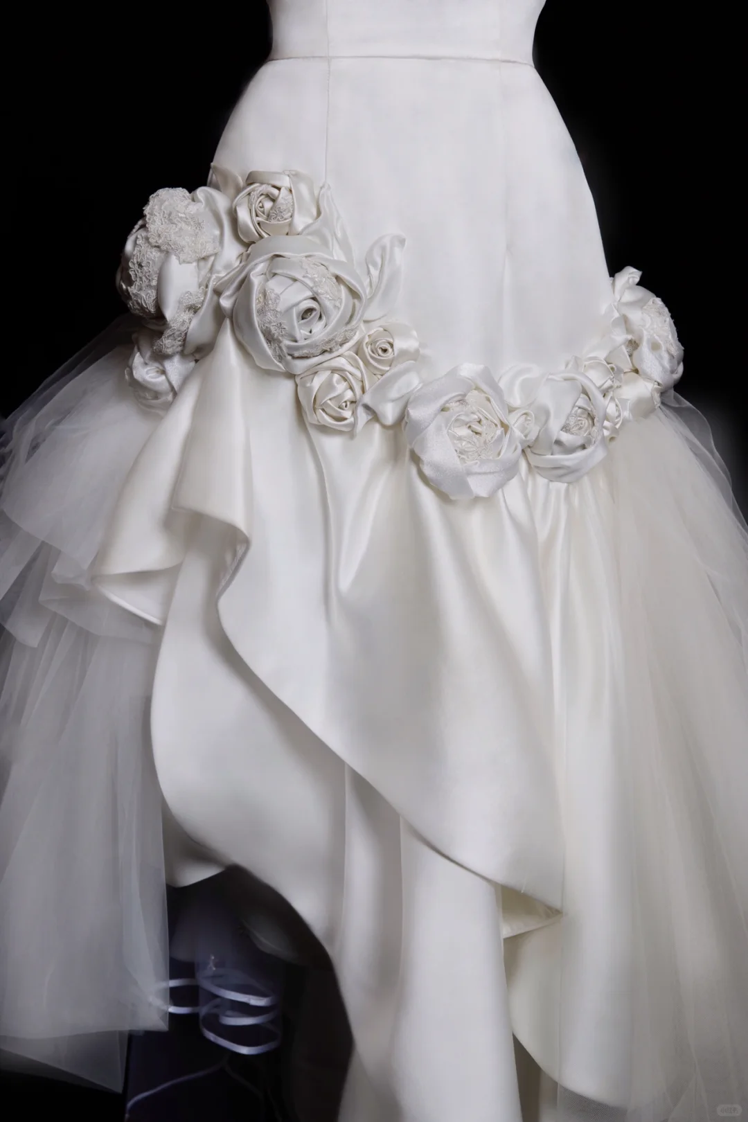 Robe de mariée longue sirène en satin et tulle, décolleté en V, motif floral appliqué, C3850