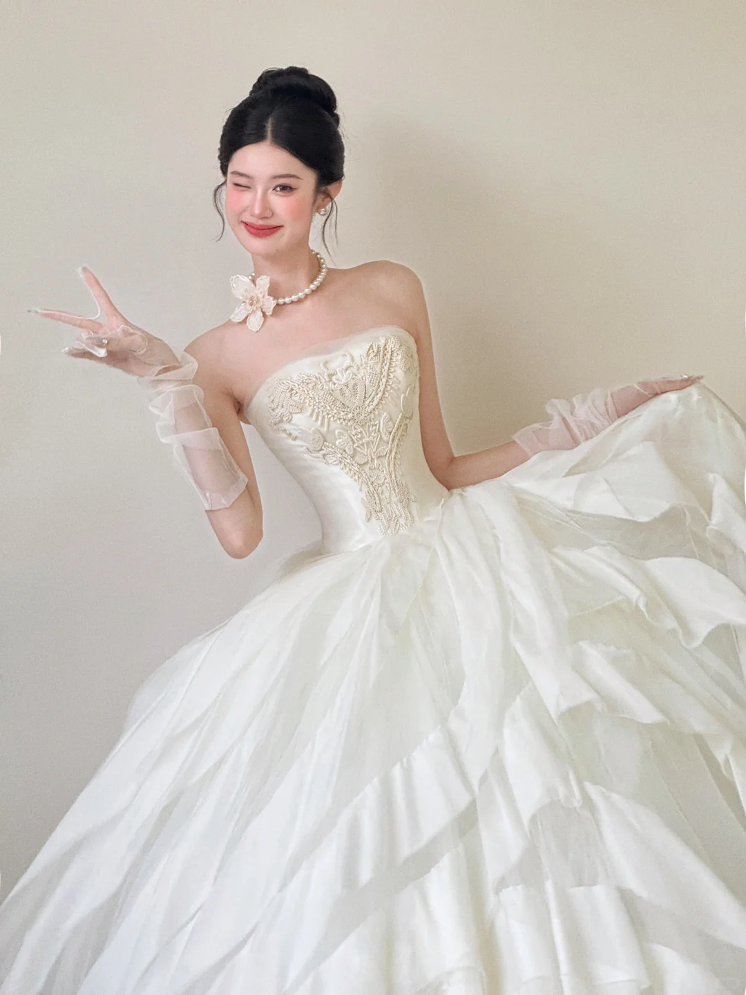 Robe de bal princesse bustier en satin blanc et tulle avec appliques et gants, robe de mariée longue C3852
