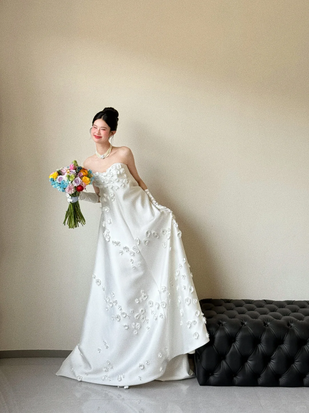 Robe de mariée longue élégante en satin blanc sans bretelles avec des gants C3854