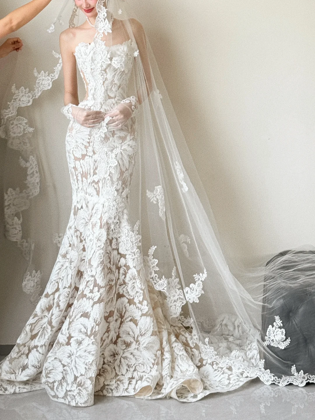 Robe de mariée sirène longue bustier en tulle avec appliques et gants C3857
