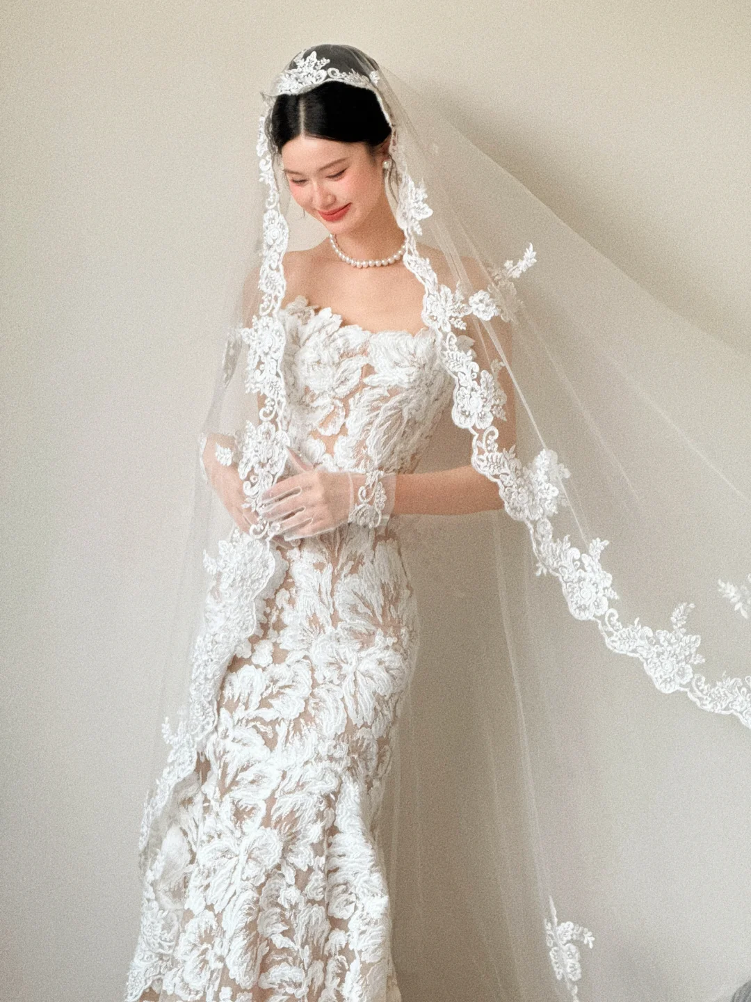 Robe de mariée sirène longue bustier en tulle avec appliques et gants C3857