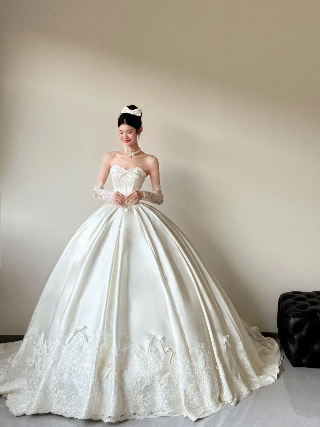 Robe de mariée longue en satin et dentelle, style vintage, sans bretelles, avec appliques, C3860