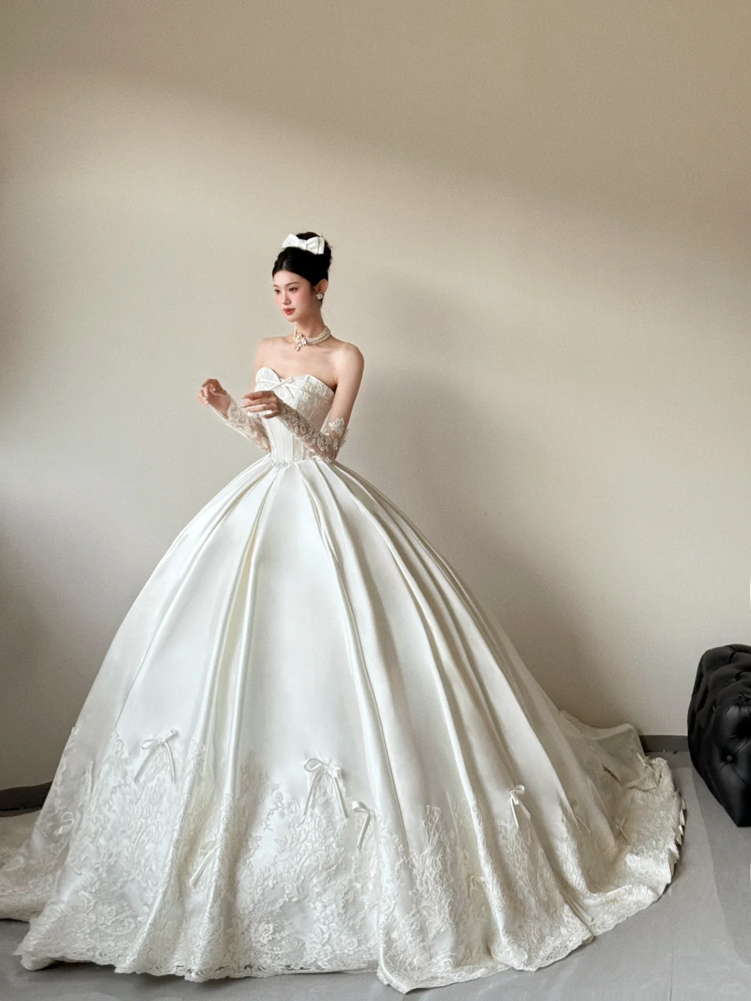 Robe de mariée longue en satin et dentelle, style vintage, sans bretelles, avec appliques, C3860