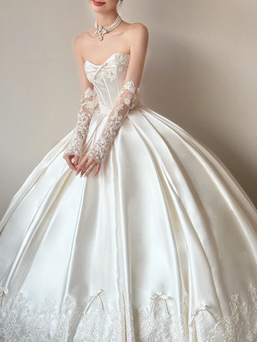 Robe de mariée longue en satin et dentelle, style vintage, sans bretelles, avec appliques, C3860