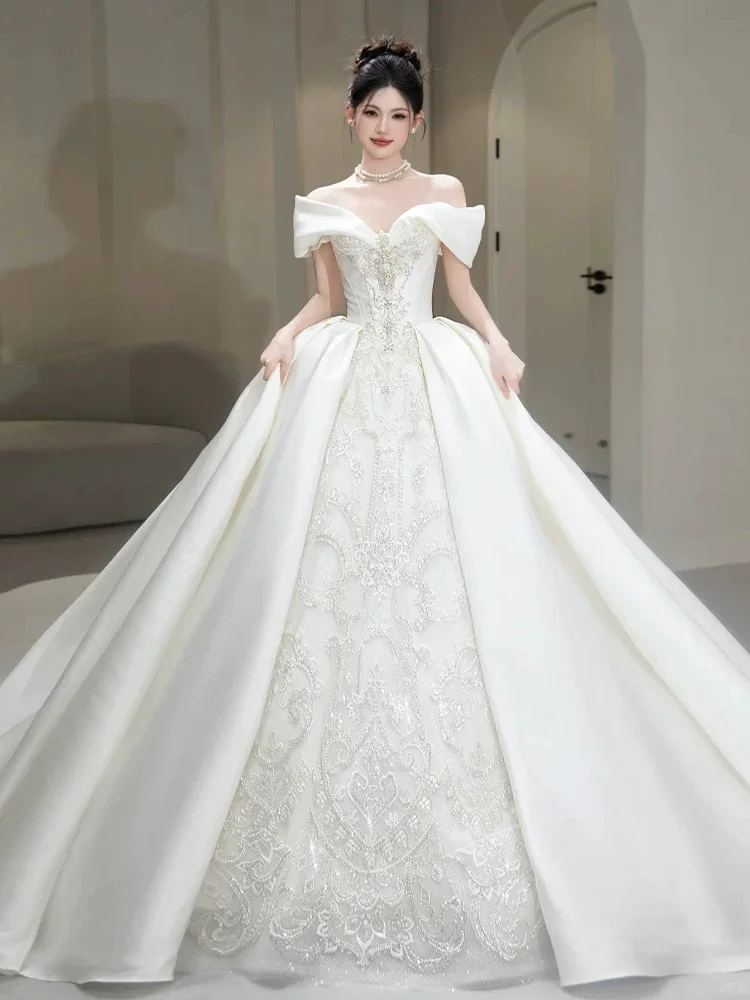 Robe de mariée longue en satin et dentelle, style bal intemporel, épaules dénudées, C3870