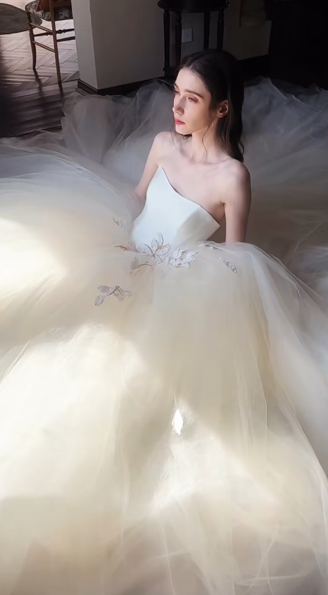 Jolie robe de mariée longue en satin et tulle, sans bretelles, avec appliques, C3878