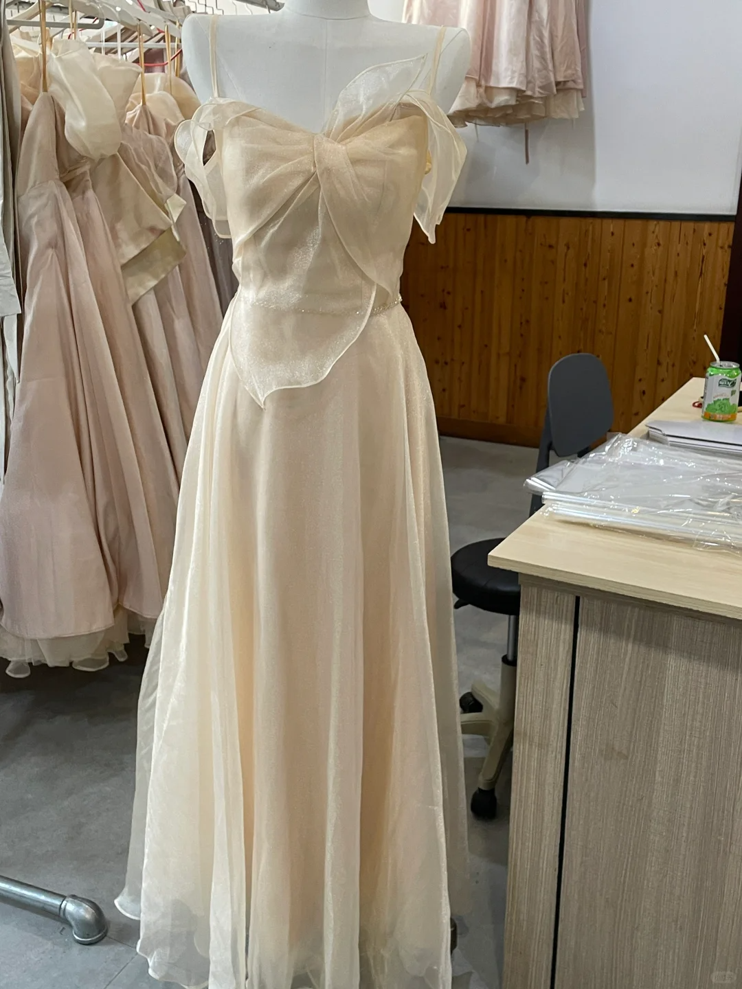 Robe de demoiselle d'honneur longue en mousseline de soie champagne clair à bretelles spaghetti, coupe trapèze, C3885