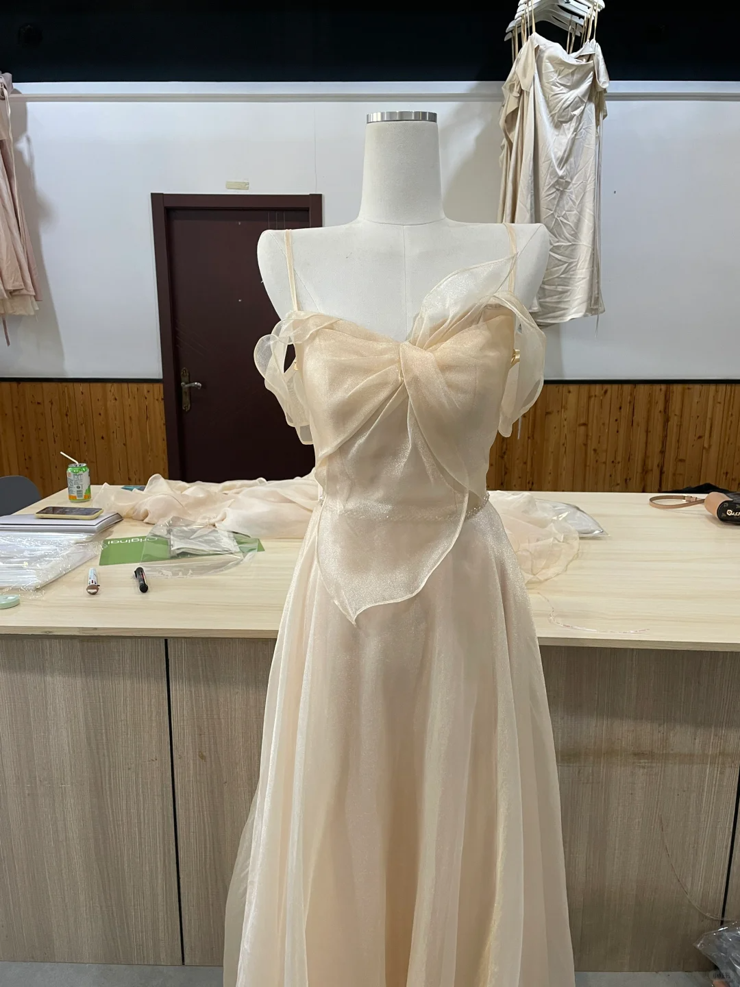 Robe de demoiselle d'honneur longue en mousseline de soie champagne clair à bretelles spaghetti, coupe trapèze, C3885