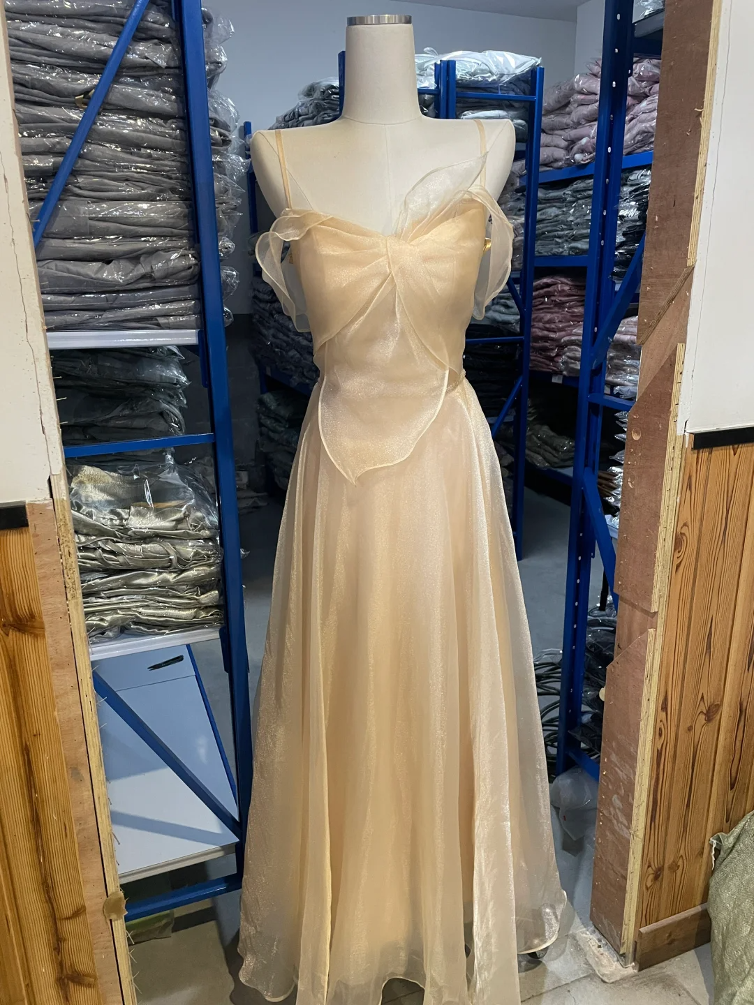 Robe de demoiselle d'honneur longue en mousseline de soie champagne clair à bretelles spaghetti, coupe trapèze, C3885