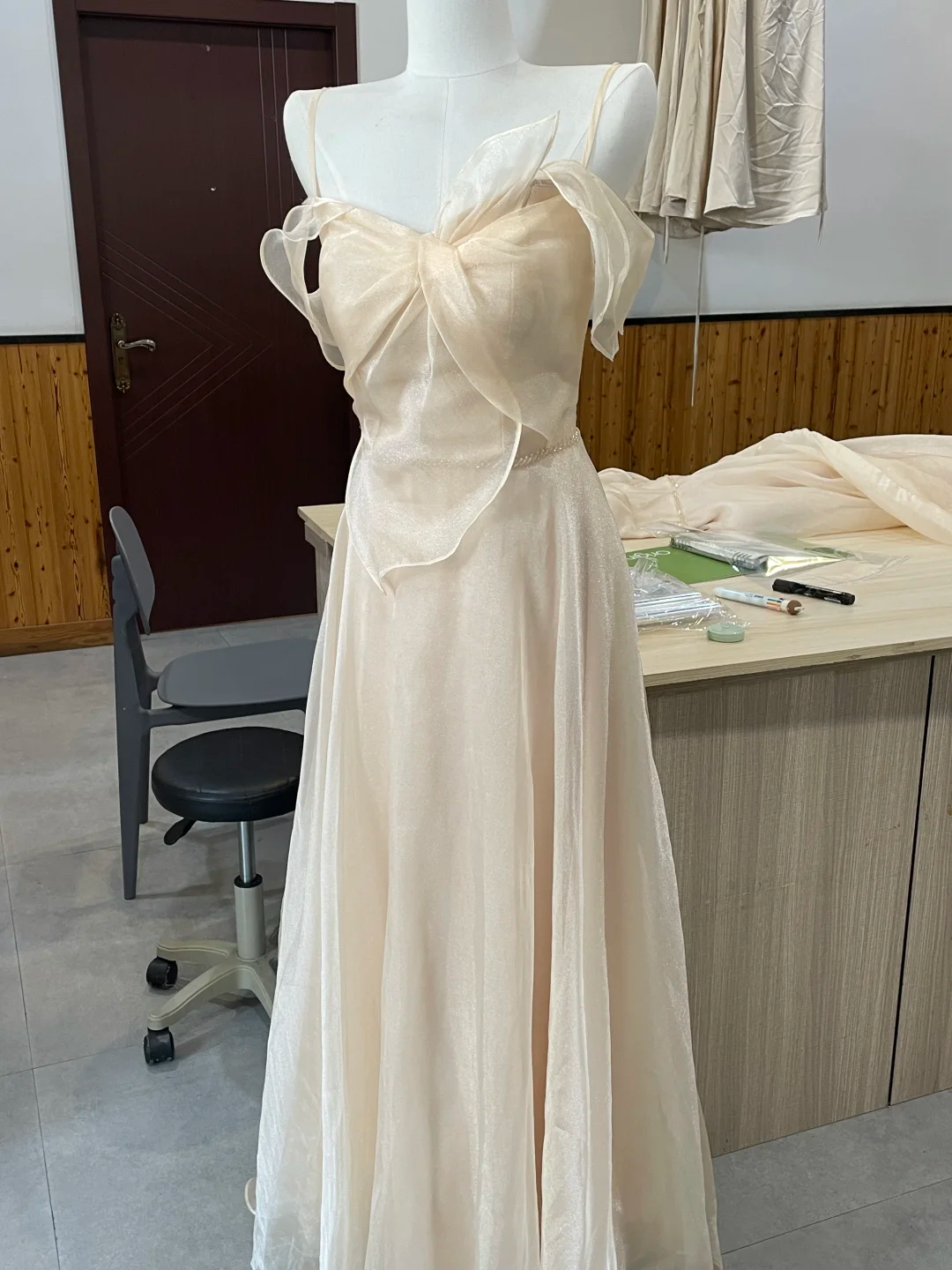 Robe de demoiselle d'honneur longue en mousseline de soie champagne clair à bretelles spaghetti, coupe trapèze, C3885