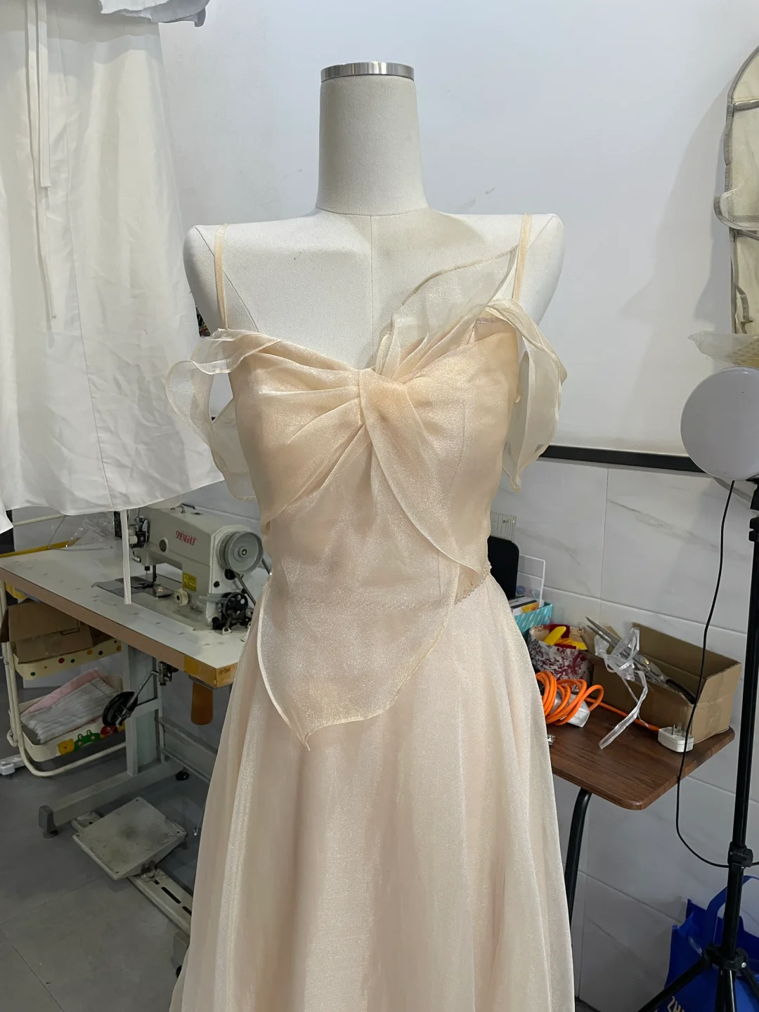 Robe de demoiselle d'honneur longue en mousseline de soie champagne clair à bretelles spaghetti, coupe trapèze, C3885