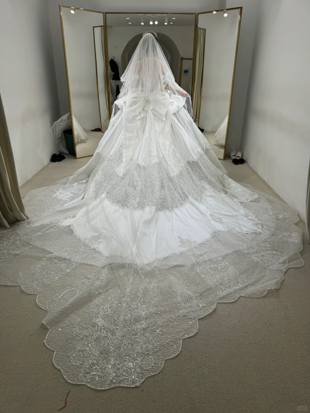 Robe de mariée longue en satin, tulle, dentelle, perles et voile, épaules dénudées, style bal intemporel, C3903