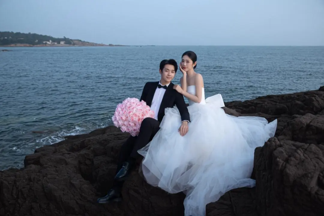 Elegant Ball Gown Strapless White Satin Tulle With Veil Long Wedding Dresses C3912