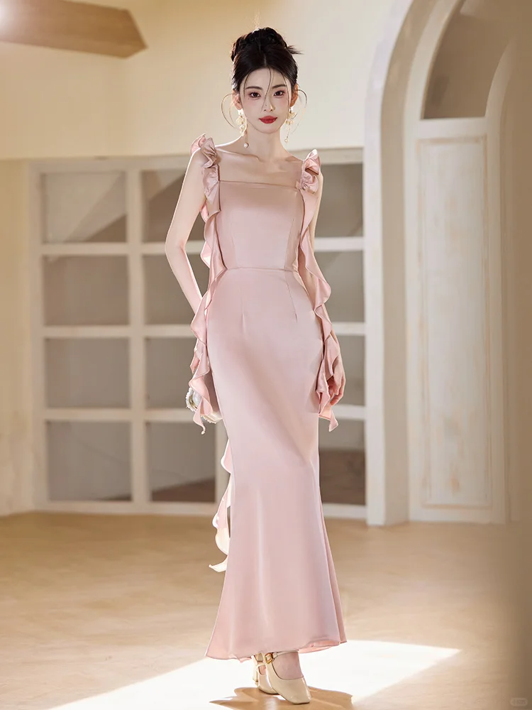 Robe de demoiselle d'honneur longue en satin rose blush à bretelles spaghetti et style sirène C3928