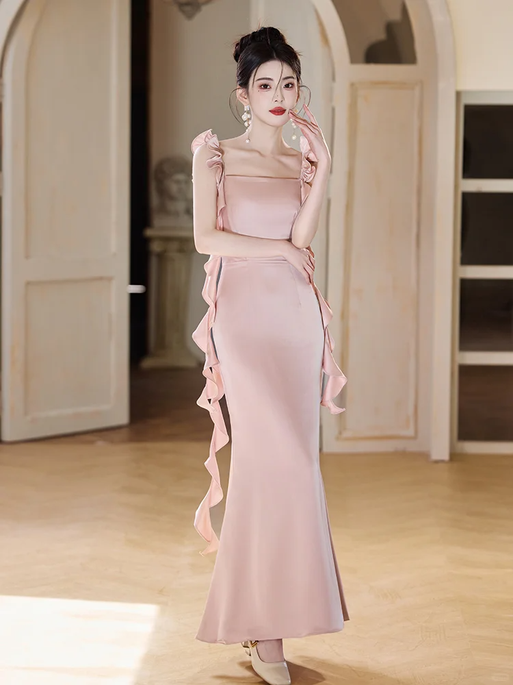 Robe de demoiselle d'honneur longue en satin rose blush à bretelles spaghetti et style sirène C3928