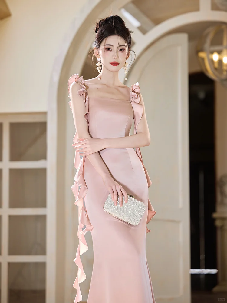 Robe de demoiselle d'honneur longue en satin rose blush à bretelles spaghetti et style sirène C3928