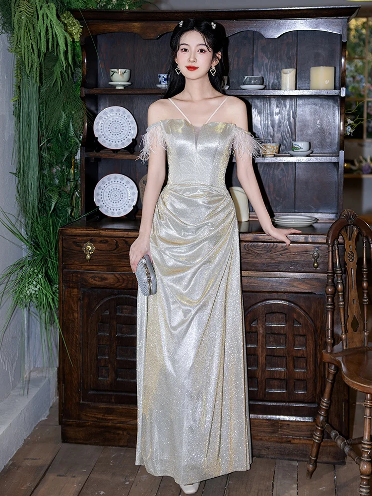 Robe de demoiselle d'honneur longue en satin à paillettes et épaules dénudées, coupe A brillante, C3937