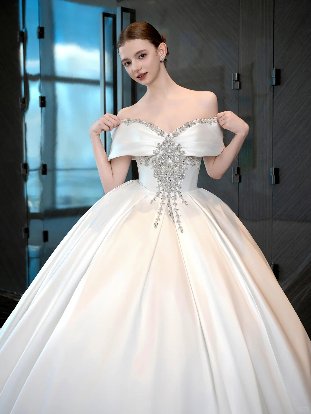 Robe de mariée longue en satin à épaules dénudées et appliques C3944