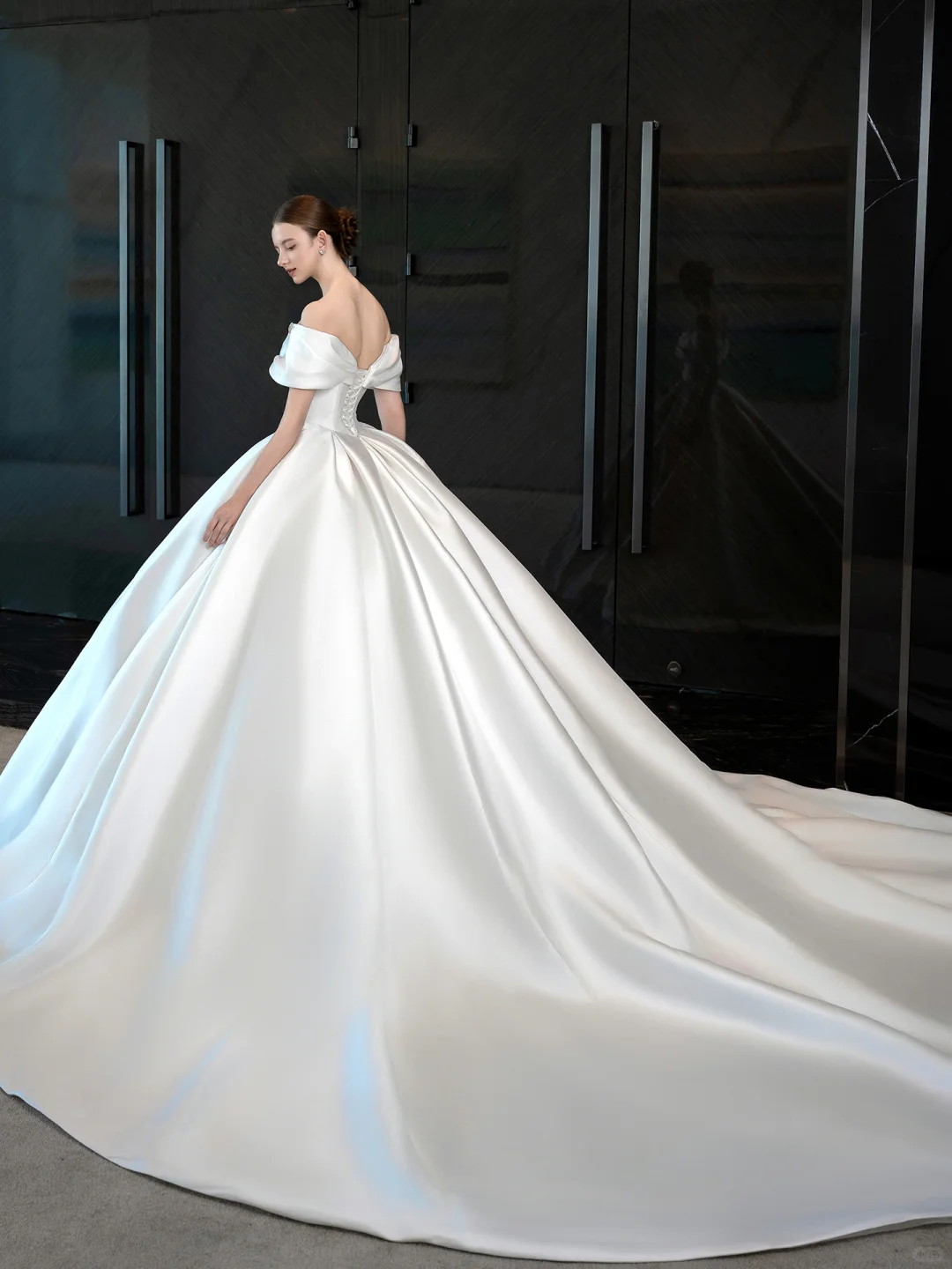 Robe de mariée longue en satin à épaules dénudées et appliques C3944