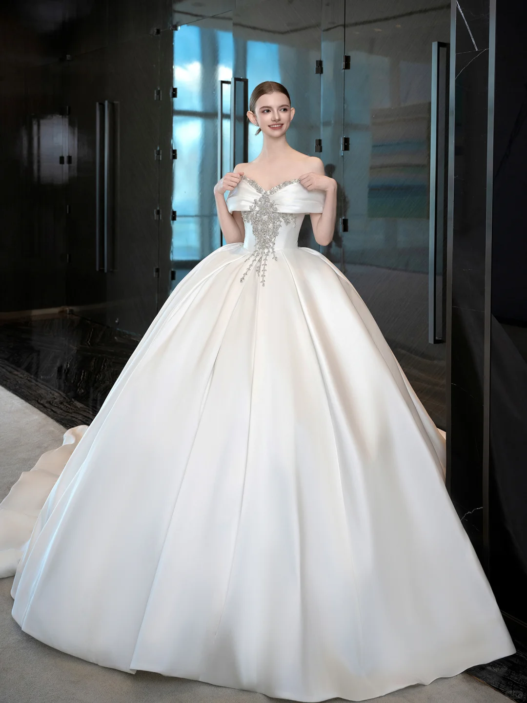 Robe de mariée longue en satin à épaules dénudées et appliques C3944