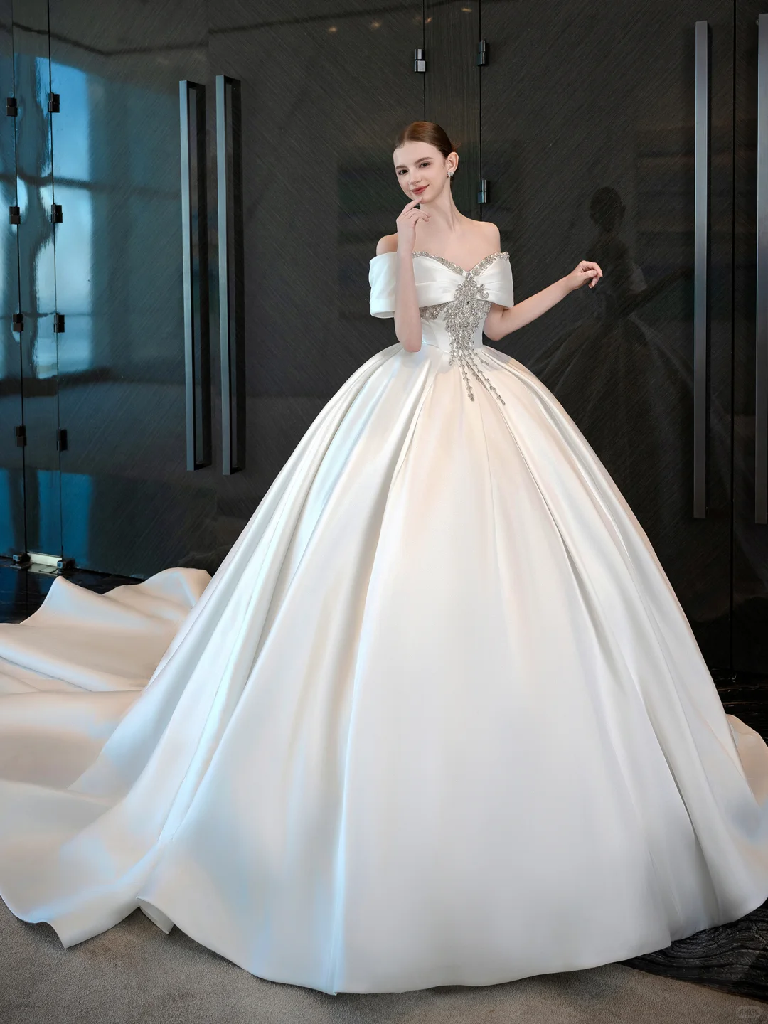 Robe de mariée longue en satin à épaules dénudées et appliques C3944