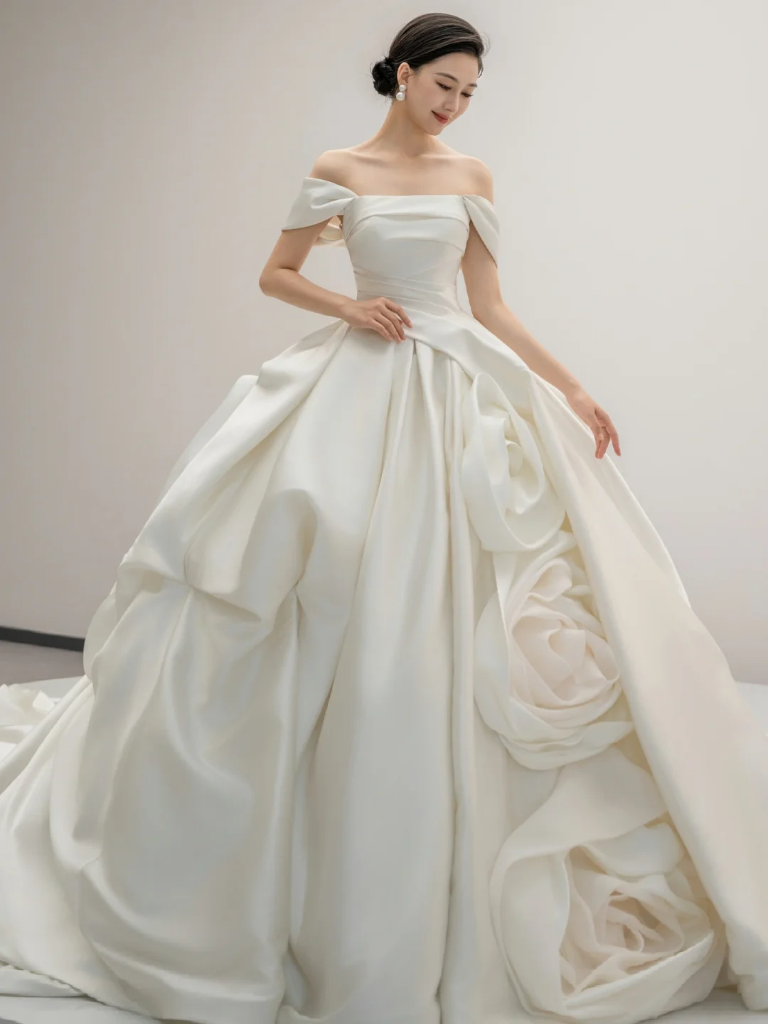 Robe de mariée longue élégante en satin à épaules dénudées et fleurs C3947