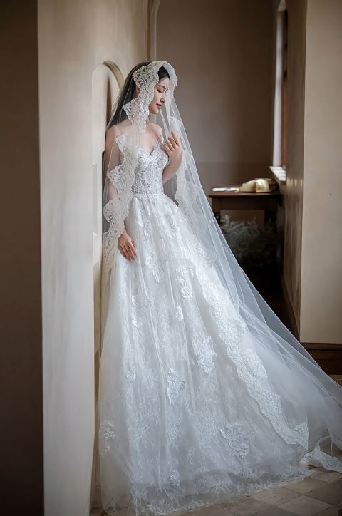 Robe de mariée longue en tulle et dentelle, bretelles spaghetti, effet rêveur, C3950