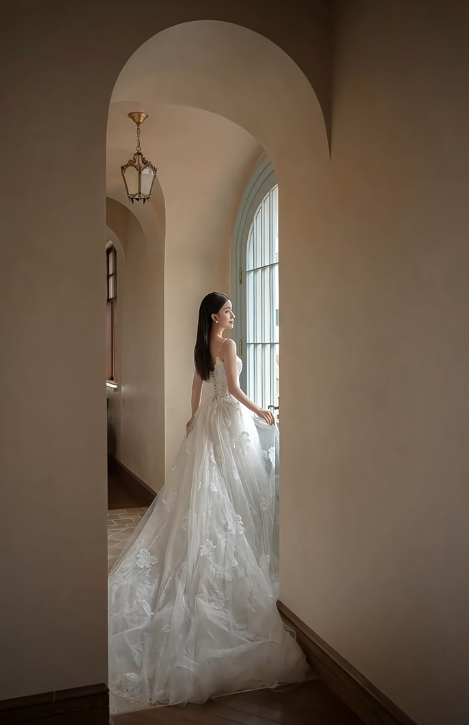 Robe de mariée longue en tulle et dentelle, bretelles spaghetti, effet rêveur, C3950