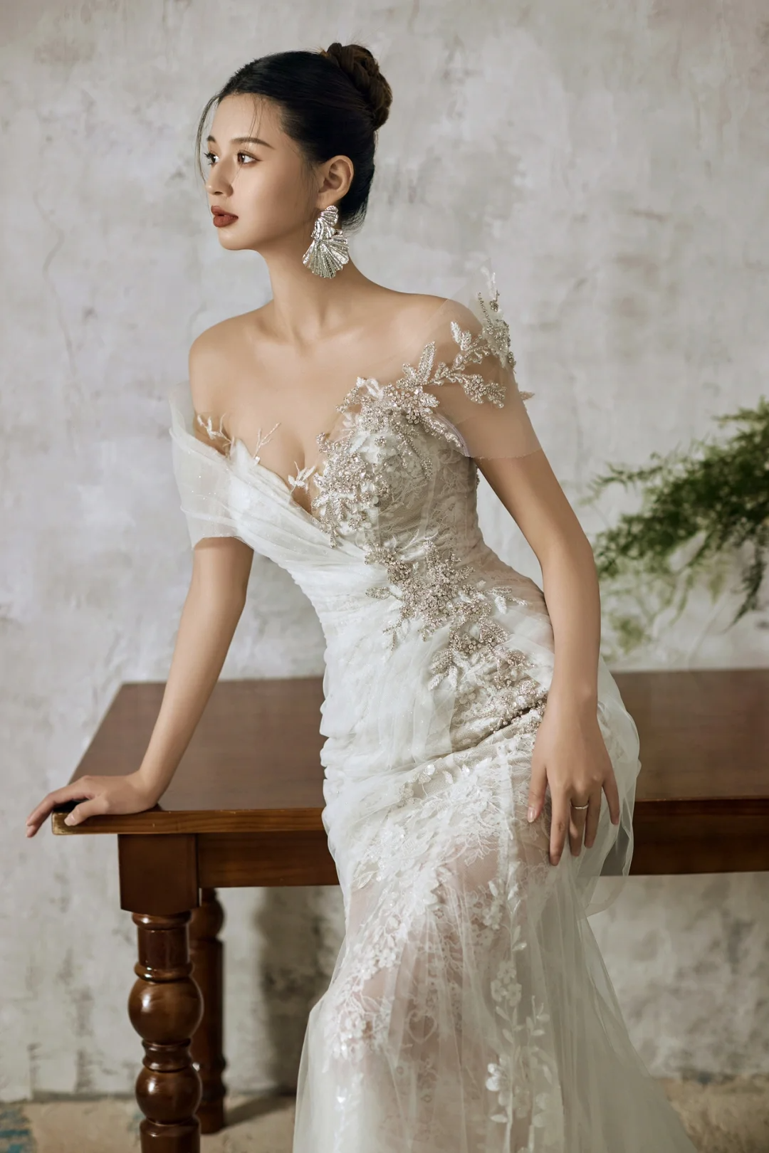 Robe de mariée longue sirène intemporelle à épaules dénudées et tulle avec appliques en dentelle C3958
