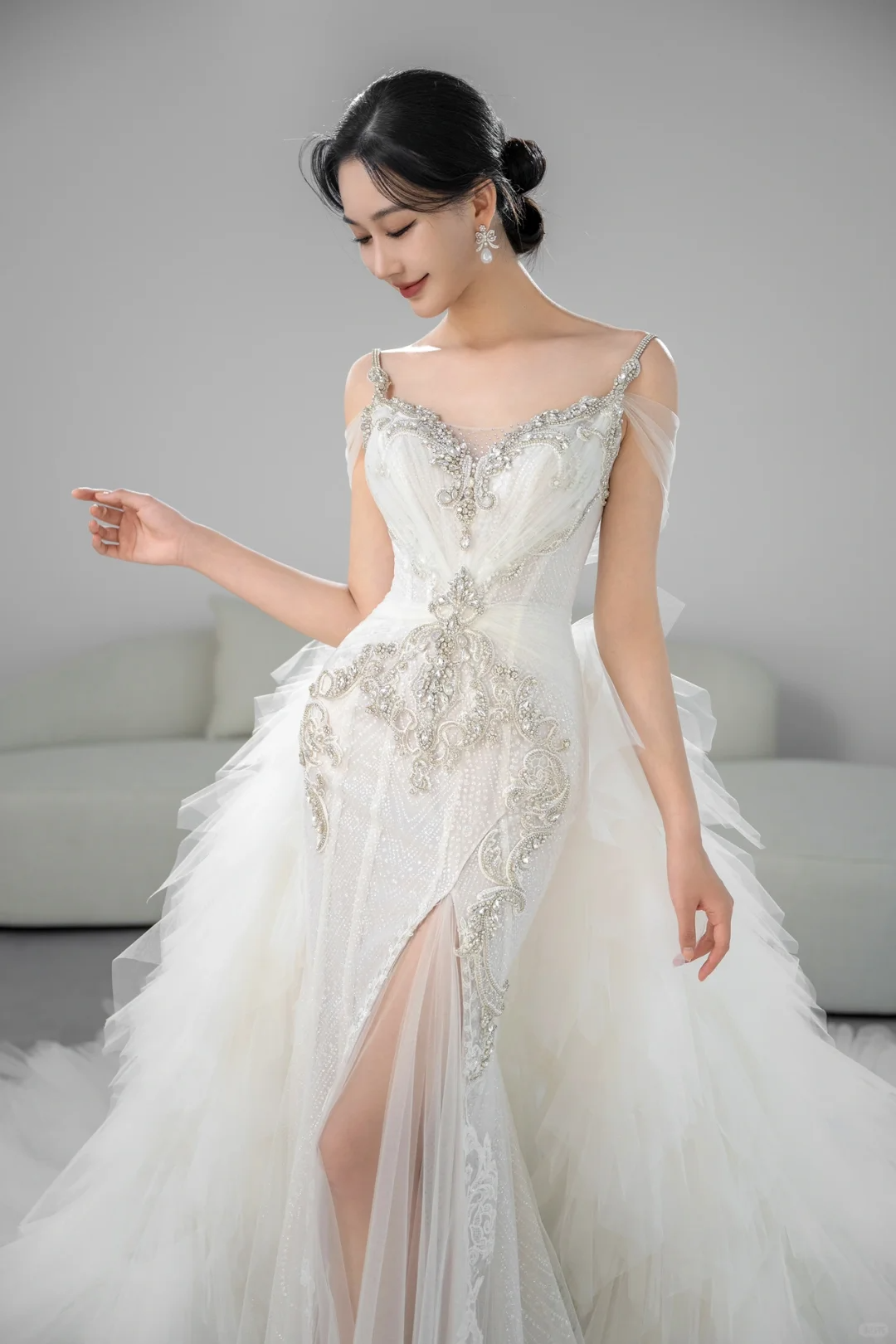 Robe de mariée longue sirène unique à bretelles spaghetti en tulle et perles C3960
