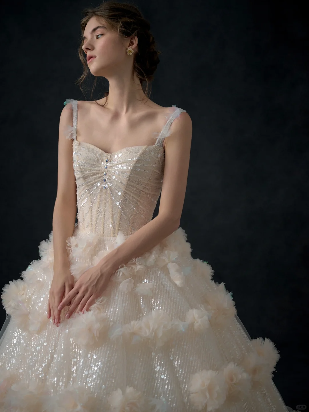 Robe de mariée princesse longue à bretelles spaghetti, en tulle champagne et paillettes, C3966