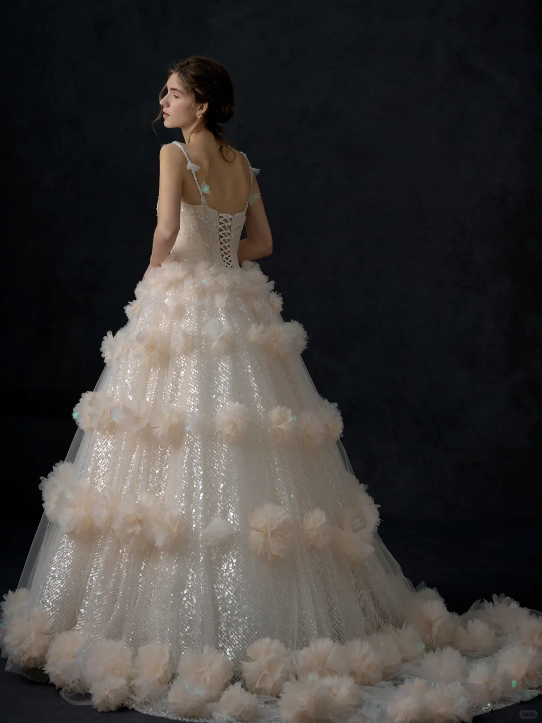 Robe de mariée princesse longue à bretelles spaghetti, en tulle champagne et paillettes, C3966