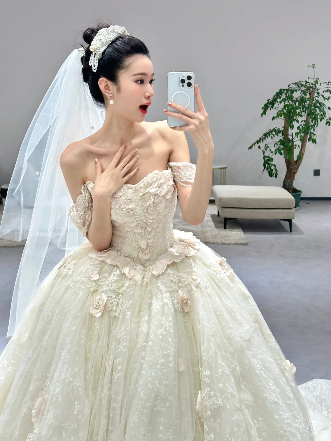 Robe de mariée longue en tulle et dentelle, épaules dénudées, avec voile, style rêveur, C3967