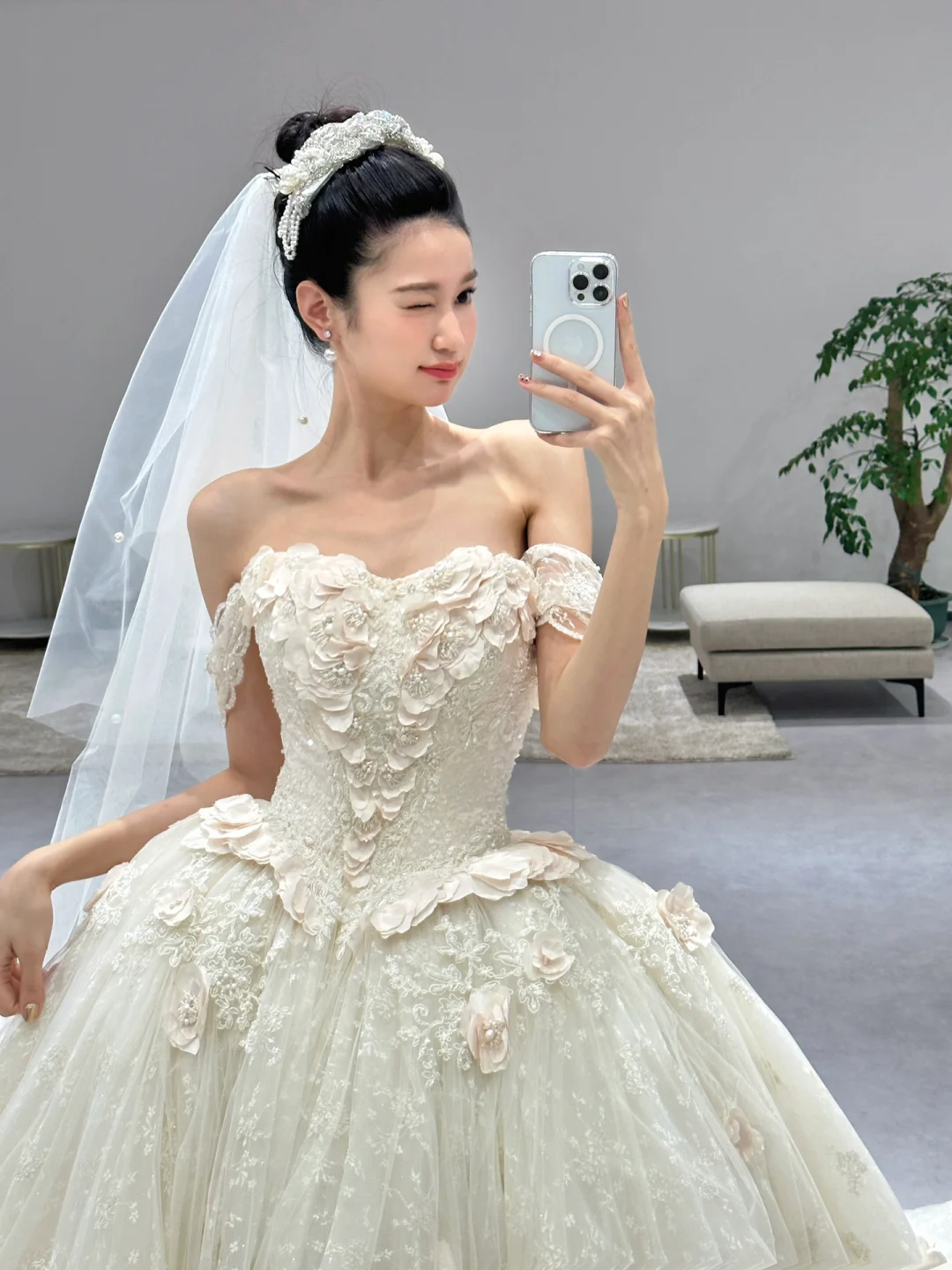 Robe de mariée longue en tulle et dentelle, épaules dénudées, avec voile, style rêveur, C3967