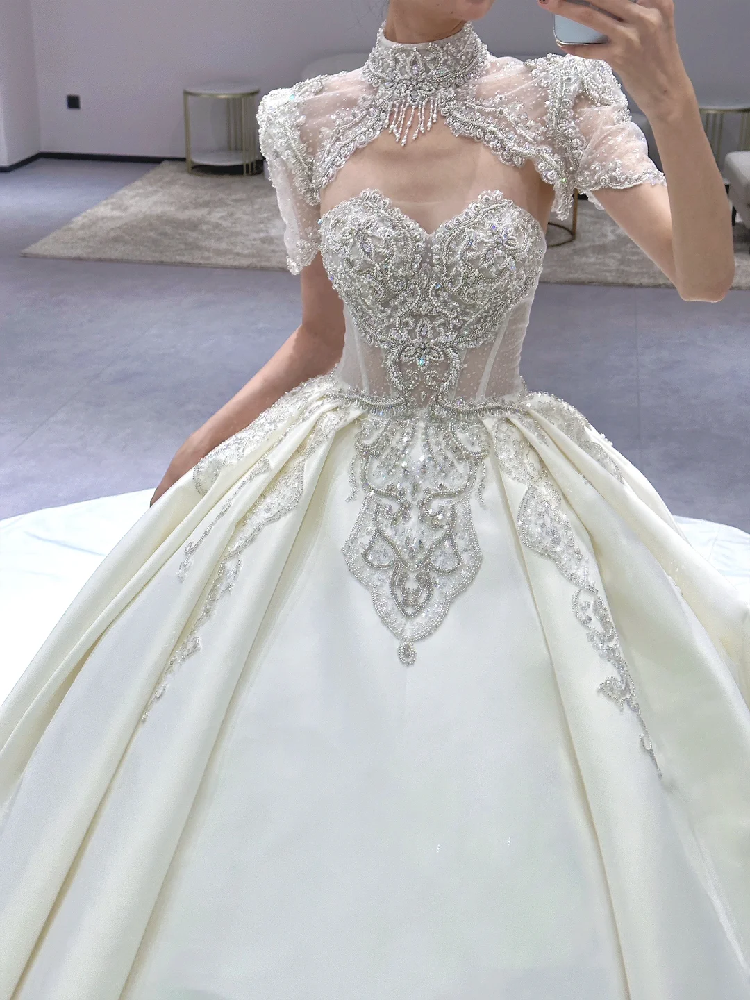 Robe de mariée longue en satin à manches courtes et perles, style bal intemporel, C3973