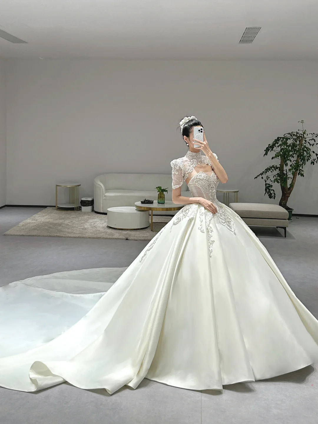 Robe de mariée longue en satin à manches courtes et perles, style bal intemporel, C3973