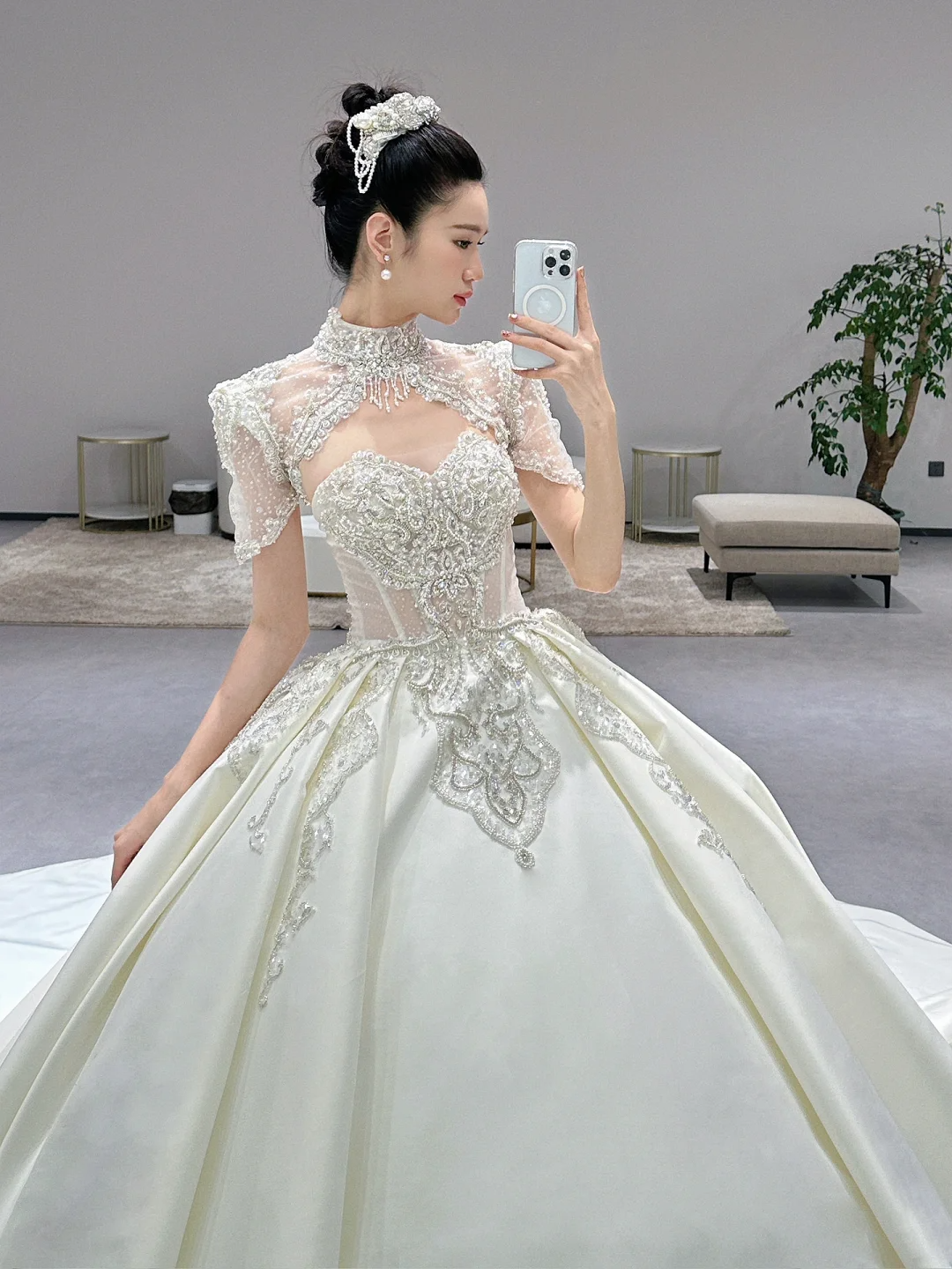 Robe de mariée longue en satin à manches courtes et perles, style bal intemporel, C3973