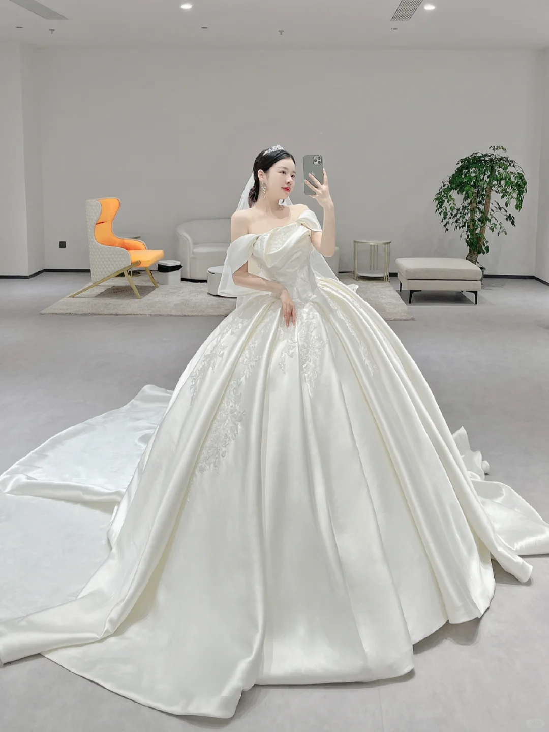Robe de mariée longue en satin plissé, bustier, élégante, avec appliques et voile, C3978