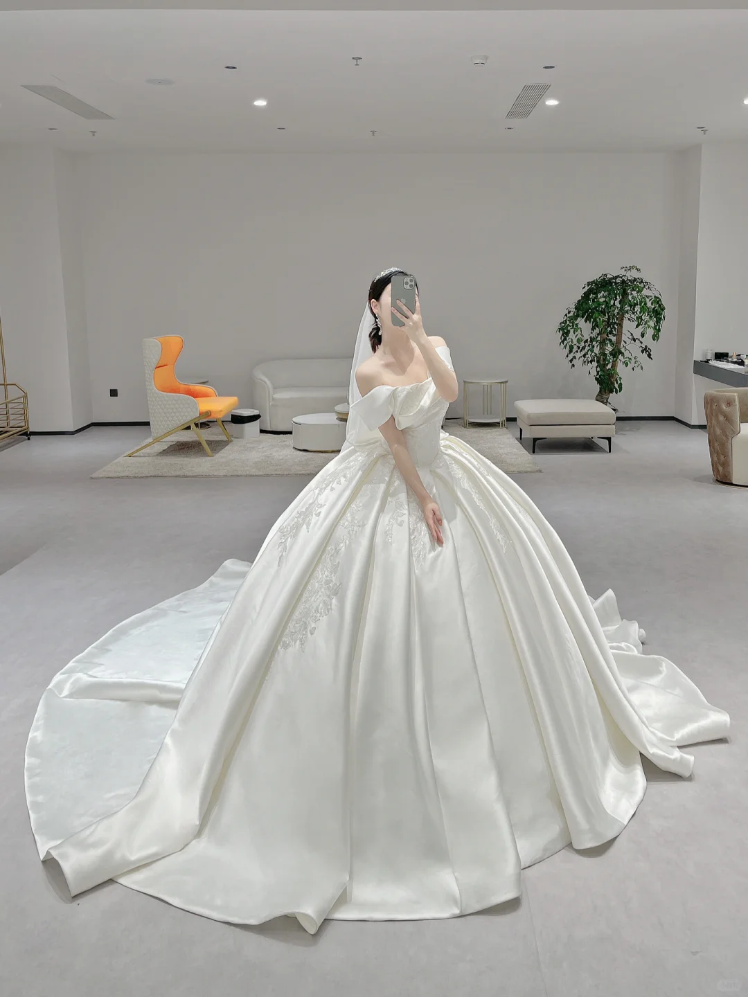 Robe de mariée longue en satin plissé, bustier, élégante, avec appliques et voile, C3978